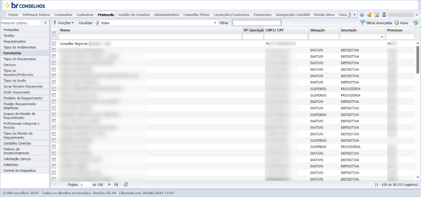 Listagem do submenu *Remetentes*, do módulo Protocolo, exibindo registros de remetentes cadastrados. Colunas: Nome (primeira linha apresenta o valor "Conselho Regional..." e demais linhas têm dados pessoais ocultos no print), Nº Inscrição, CNPJ/CPF, Situação (com valores INATIVO e SUSPENSO), Inscrição (com valores DEFINITIVA e PROVISÓRIA) e Processo. Filtros superiores: Filtrar e seletor *Todos*. Botões na barra superior: *Funções*, *Visualizar*, *Filtros Avançados* e *Novo*. Barra inferior indica "1 - 100 de 50.513 registros" e o navegador de páginas mostra "Página 1 de 100". Menu lateral do módulo Protocolo com o item *Remetentes* selecionado.