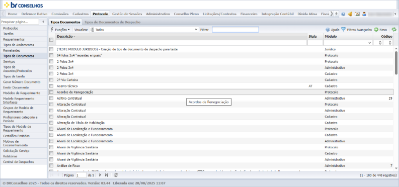 Listagem do submenu *Tipos de Documentos*, do módulo Protocolo, com abas *Tipos Documentos* (selecionada) e *Tipos de Documentos de Despacho*. Colunas: Descrição, Sigla, Módulo e Código. Registros visíveis incluem itens como (TESTE MODULO JURIDICO) - Criação de tipo de documento de despacho para teste, 04 fotos 3x4 "recentes e iguais", 2 Fotos 3x4, 2ª Via Carteira, Acervo técnico (sigla AT), Acordos de Renegociação, Aditivo contratual, Alteração Contratual, Alteração de Título de Habilitação, Alvará de Localização e Funcionamento, Alvará de Vigilância Sanitária e Análise de Risco. A coluna Módulo apresenta valores como Jurídico, Protocolo, Administrativo e Cadastro. Tooltip exibido sobre a linha "Acordos de Renegociação". Botões na barra superior: *Funções*, *Visualizar*, *Filtrar*, *Ajuda*, *Filtros Avançados* e *Novo*. Barra inferior indica "1 - 100 de 448 registros" e o navegador de páginas mostra "Página 1 de 5". Menu lateral do módulo Protocolo com o item *Tipos de Documentos* selecionado.
