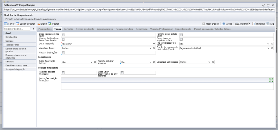 Janela *Editando AFT Cargo/Função* (subtítulo "Permite incluir/alterar os modelos de requerimento.") aberta com a aba *Taxas* selecionada (demais abas: Parâmetros, Certidão, Termo de Aceite, Agendamento, Pessoa Jurídica, Pendência, Vínculo Profissional, Cancelamento, Painel aprovação/Tabelas Filhas). Cabeçalho da aba com os checkboxes Exige liquidação das taxas, Permite gerar boleto único, Mostrar botão Gerar Taxas Sem Boleto e Gerar taxas ao imprimir boleto, e os combos Gerar Protocolo (Não gerar), Pré-visualização de taxas (Não), Visualizar Taxas (Ambos) e Opção de pagamento para boleto/cartão (Pagamento individual), além do checkbox Mostrar Instruções. Seção *Solicitações* com os campos: Exige Aprovação Interna (Não), Permite solicitar serviços (Não) e Visualizar Solicitações (Ambos). Seção *Posição financeira* com os campos: Habilitar posição financeira (checkbox), Exibe valor proporcional do ano corrente (checkbox) e Instruções posição financeira (textarea). Menu lateral interno com os mesmos itens da aba Parâmetros (*Geral* selecionado). Barra superior com os botões *Salvar*, *Salvar e Fechar*, *Excluir*, *Fechar*, *Modo Design*, *Ajuda*, *Imprimir*, *Histórico* e *Log*.