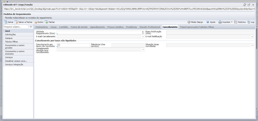 Janela *Editando AFT Cargo/Função* (subtítulo "Permite incluir/alterar os modelos de requerimento.") aberta com a aba *Cancelamento* selecionada (demais abas: Parâmetros, Taxas, Certidão, Termo de Aceite, Agendamento, Pessoa Jurídica, Pendência, Vínculo Profissional, Painel aprovação/Tabelas Filhas). Cabeçalho da aba com os campos: Validade Requerimento (Dias), Prazo Notificação (Dias), E-mail Cancelamento e E-mail Notificação. Seção *Cancelamento por taxas não liquidadas* com os campos: Cancelamento por taxas não liquidadas (checkbox), Tolerância (dias corridos), Situação taxas canceladas e Complemento situação taxa cancelamento. Menu lateral interno com os itens: *Geral* (selecionado), Solicitações, Campos, Tabelas Filhas, Documentos a serem gerados, Documentos a serem anexados, Serviços, Desativar acesso para... e Serviços Integração. Barra superior com botões *Salvar*, *Salvar e Fechar*, *Excluir*, *Fechar*, *Modo Design*, *Ajuda*, *Imprimir*, *Histórico* e *Log*.