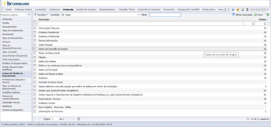 Listagem do submenu *Grupos de Modelo de Requerimento*, do módulo Protocolo, exibindo os grupos cadastrados com sua respectiva ordem de exibição. Colunas: Descrição e Ordem. Vinte e um registros visíveis: Informações Pessoais (10), Endereço Residencial (19), Endereço Profissional (20), Outras Informações (15), Sede Principal (40), Dados da Inscrição de Origem (50), Dados do Denunciado (60), Filiação (11), Dados de Contato (12), Defina o seu endereço para correspondência: (40), Dados de Formação (50), Dados da Pessoa Jurídica (13), Endereço (70), Inclusão de Nome Social (em destaque vermelho, ordem 1), Abaixo selecione uma das opções que melhor se adequa ao motivo da solicitação: (1), Declaro que (preenchimento obrigatório): (80), Venho requerer o Cancelamento do Registro Profissional de Psicóloga (a), pois: (preenchimento obrigatório) (81), Responsáveis Técnicos (90), Endereço Correio (71), Novo Registro - Empresas - Filiais (em destaque vermelho, ordem 1) e Informações de Terceiros (1). Tooltip exibido sobre a linha "Dados da Inscrição de Origem". Botões na barra superior: *Funções*, *Visualizar*, *Filtrar*, *Filtros Avançados* e *Novo*. Barra inferior indica "1 - 21 de 21 registros". Menu lateral do módulo Protocolo com o item *Grupos de Modelo de Requerimento* selecionado.
