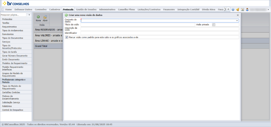 Janela modal *Criar uma nova visão de dados* sobreposta ao submenu *Profissionais categoria e Período* do módulo Protocolo. A modal contém os campos: Conjunto de dados, Título da visão, Visão privada (checkbox), Descrição da visão, Identificador e o checkbox *Marcar visão como padrão para este cubo e os gráficos associados a ele* (marcado). Ao fundo, o submenu exibe a área de construção de uma tabela dinâmica (pivot table) com os botões *Nova* e *Abrir* na barra superior, o seletor *Visão* e os blocos de arrastar e soltar *Área RESERVADOS - arraste e...*, *Área VALORES - arraste e...*, *Área LINHAS - arraste e...* e o rótulo *Grand Total*. Menu lateral do módulo Protocolo com o item *Profissionais categoria e Período* selecionado.