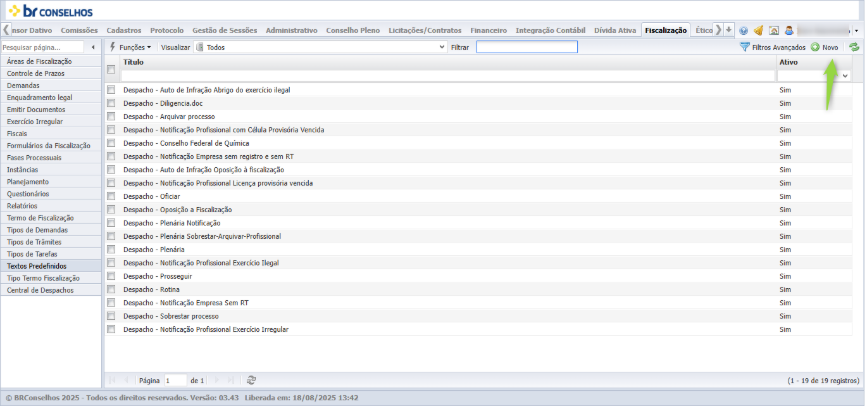 Listagem do submenu *Textos Predefinidos*, do módulo Fiscalização — embora o manual posicione esta figura sob a seção *Tipos de Tarefas*, a imagem inserida no documento corresponde ao submenu Textos Predefinidos (item *Textos Predefinidos* destacado em negrito no menu lateral). Anotação pedagógica em seta verde diagonal apontando para o botão *Novo* no canto superior direito. Colunas: Título e Ativo. Dezenove registros visíveis com títulos iniciados por *Despacho - ...*: Despacho - Auto de Infração Abrigo do exercício ilegal, Despacho - Diligencia.doc, Despacho - Arquivar processo, Despacho - Notificação Profissional com Cédula Provisória Vencida, Despacho - Conselho Federal de Química, Despacho - Notificação Empresa sem registro e sem RT, Despacho - Auto de Infração Oposição à fiscalização, Despacho - Notificação Profissional Licença provisória vencida, Despacho - Oficiar, Despacho - Oposição a Fiscalização, Despacho - Plenária Notificação, Despacho - Plenária Sobrestar-Arquivar-Profissional, Despacho - Plenária, Despacho - Notificação Profissional Exercício Ilegal, Despacho - Prosseguir, Despacho - Rotina, Despacho - Notificação Empresa Sem RT, Despacho - Sobrestar processo e Despacho - Notificação Profissional Exercício Irregular. Todos os registros visíveis com Ativo = Sim. Filtros superiores Funções, Visualizar (Todos) e Filtrar. Botão *Filtros Avançados* à esquerda do botão *Novo*. Barra inferior indica "1 - 19 de 19 registros".