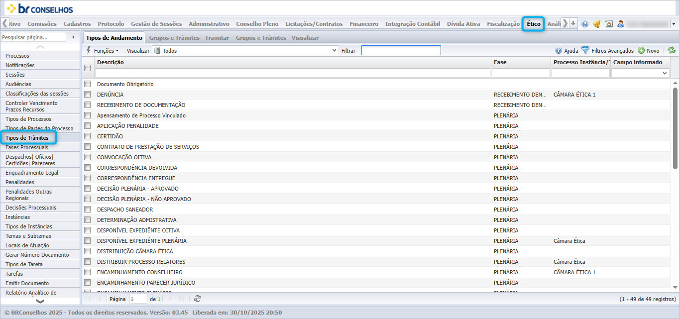 Listagem do submenu *Tipos de Trâmites*, do módulo Ético, com a aba interna *Tipos de Andamento* selecionada (demais abas: *Grupos e Trâmites - Tramitar* e *Grupos e Trâmites - Visualizar*). Anotações pedagógicas em retângulos azuis: retângulo azul sobre a aba *Ético* na barra de menu superior e retângulo azul sobre o item *Tipos de Trâmites* no menu lateral. Colunas: Descrição, Fase, Processo Instância/T... e Campo informado. Os 49 registros visíveis incluem itens como Documento Obrigatório, DENÚNCIA (Fase RECEBIMENTO DEN..., Processo Instância CÂMARA ÉTICA 1), RECEBIMENTO DE DOCUMENTAÇÃO (RECEBIMENTO DEN...), Apensamento de Processo Vinculado (PLENÁRIA), APLICAÇÃO PENALIDADE (PLENÁRIA), CERTIDÃO (PLENÁRIA), CONTRATO DE PRESTAÇÃO DE SERVIÇOS (PLENÁRIA), CONVOCAÇÃO OITIVA (PLENÁRIA), CORRESPONDÊNCIA DEVOLVIDA (PLENÁRIA), CORRESPONDÊNCIA ENTREGUE (PLENÁRIA), DECISÃO PLENÁRIA - APROVADO (PLENÁRIA), DECISÃO PLENÁRIA - NÃO APROVADO (PLENÁRIA), DESPACHO SANEADOR (PLENÁRIA), DETERMINAÇÃO ADMINSTRATIVA (PLENÁRIA), DISPONÍVEL EXPEDIENTE OITIVA (PLENÁRIA), DISPONÍVEL EXPEDIENTE PLENÁRIA (PLENÁRIA, Câmara Ética), DISTRIBUIÇÃO CÂMARA ÉTICA (PLENÁRIA), DISTRIBUIR PROCESSO RELATORES (PLENÁRIA, Câmara Ética), ENCAMINHAMENTO CONSELHEIRO (PLENÁRIA, CÂMARA ÉTICA 1), ENCAMINHAMENTO PARECER JURÍDICO (PLENÁRIA) e ENCAMINHAMENTO PLENÁRIO. Filtros superiores Funções, Visualizar (Todos) e Filtrar. Botões *Ajuda*, *Filtros Avançados* e *Novo* no canto superior direito. Barra inferior indica "1 - 49 de 49 registros".